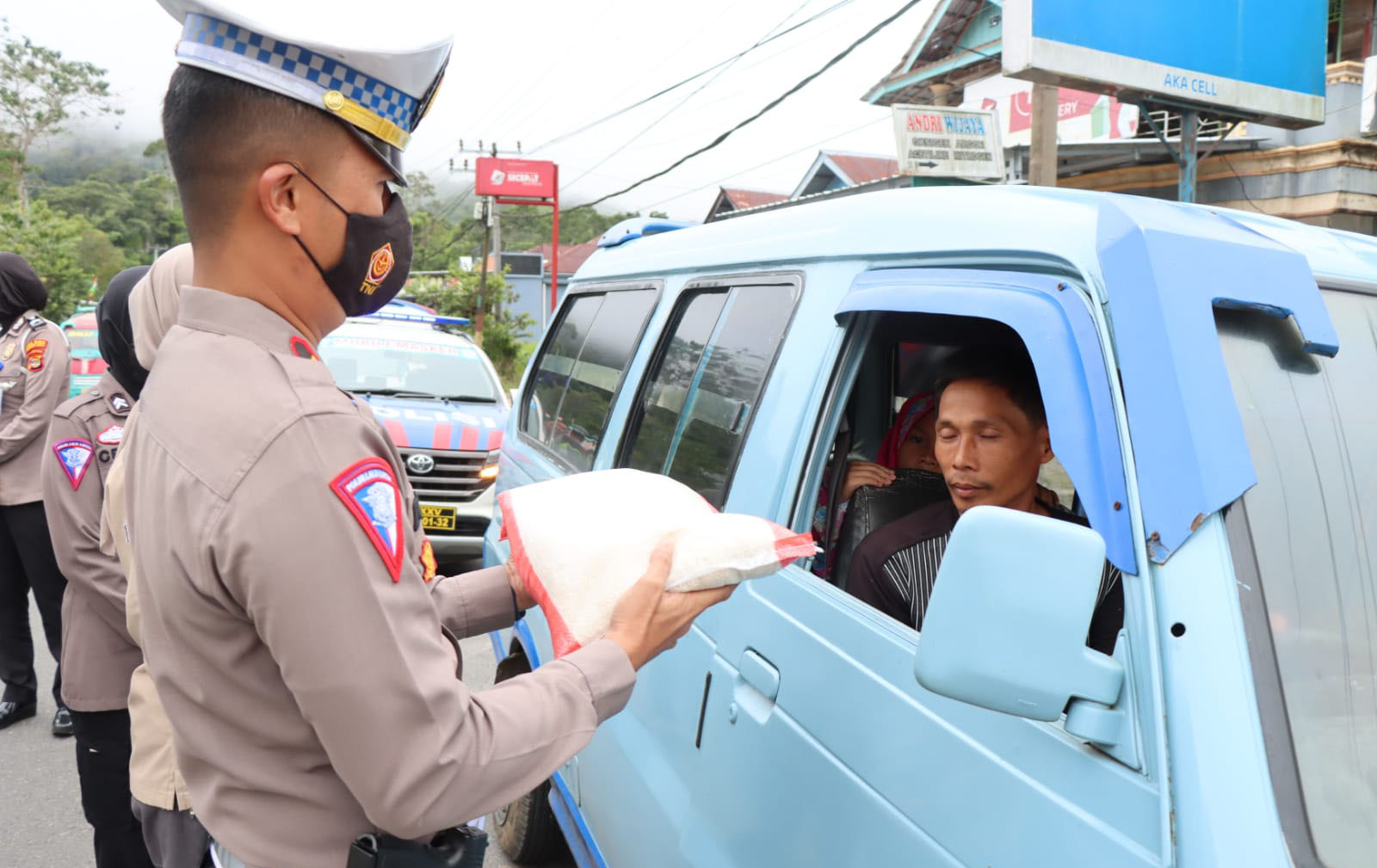 Sopir Angkutan Umum Kaget, Dapat Barang Ini Dari Satlantas Polres Lampung Barat