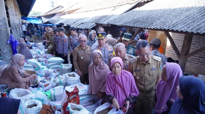 Forkopimda Cek Harga Bahan Pokok di Pasar Pringsewu Lampung