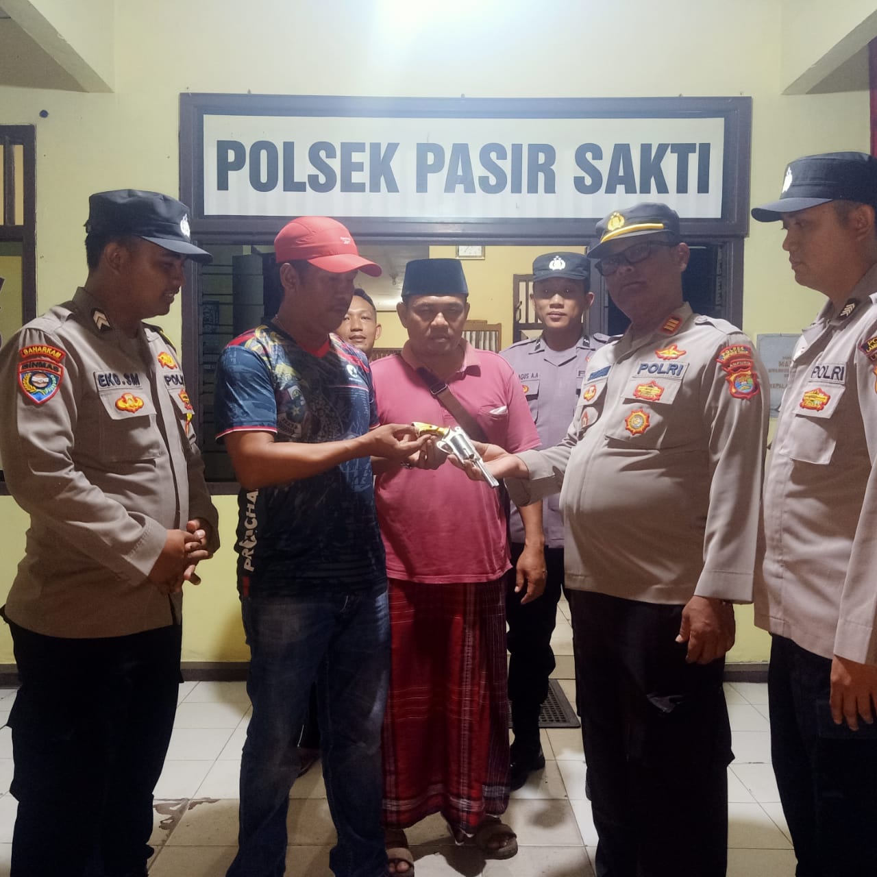 Warga Desa Purwosari Serahkan Senpi ke Polsek Pasir Sakti