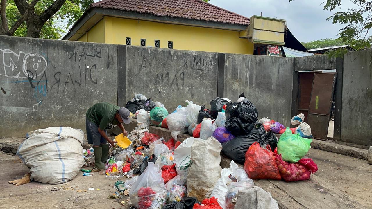 Aroma tak sedap tercium dari tumpukan sampah