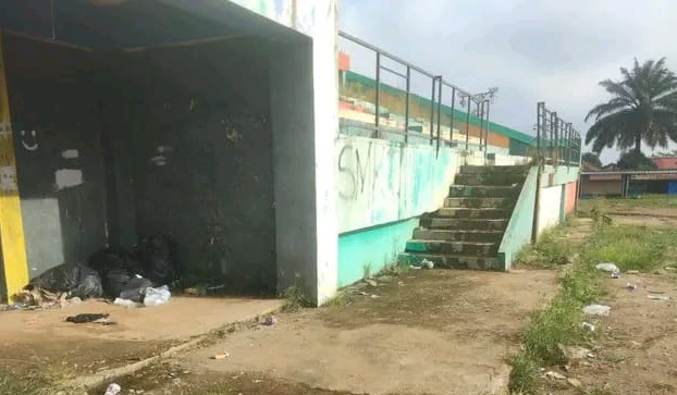 Lapangan Sriwijaya Baradatu Tampak Kumuh dengan 'Hiasan' Sampah Berserekan