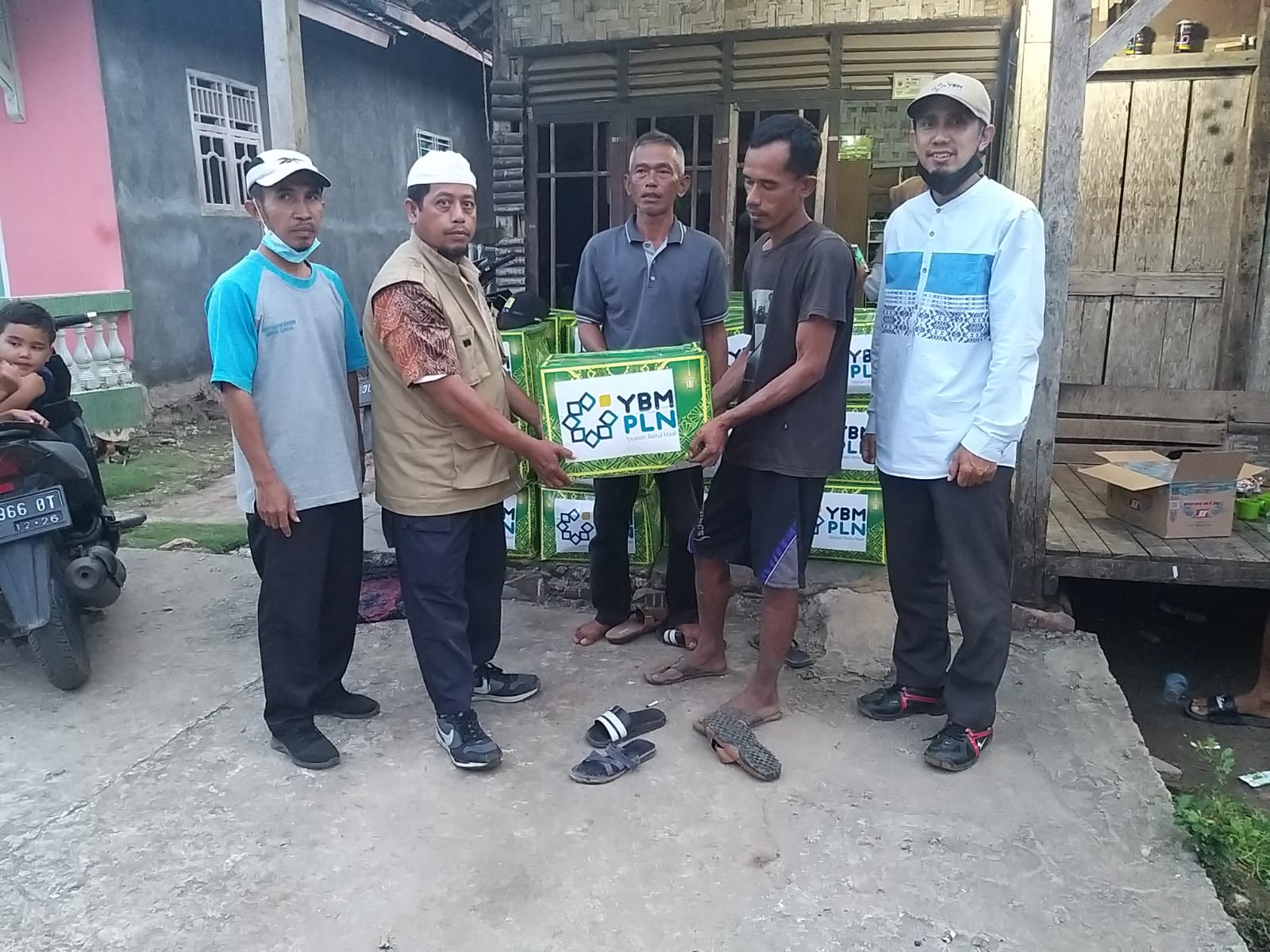 YBM PLN Serahkan Puluhan Paket Sembako