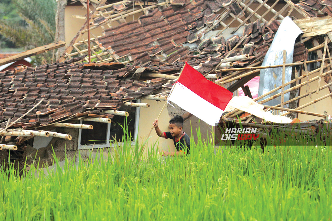 Pemkab Pesisir Barat Ajak Warga Kibarkan Bendera Merah Putih
