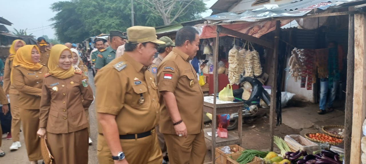 Tak Hanya Cek Jalan Rusak, Arinal Djunaidi juga Pantau Kebutuhan Pokok di Lampung Timur