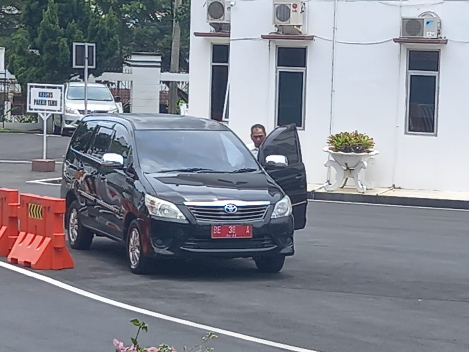 Kadis DLH Penuhi Panggilan Penyidik Kejati Lampung, Datang dengan Menggunakan Mobil Dinas