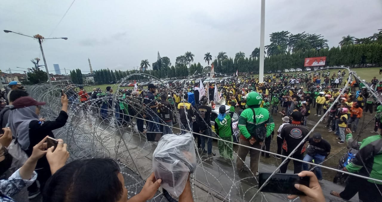 Sampai di Pemprov, Pengemudi Ojol Penuhi Lapangan Kopri