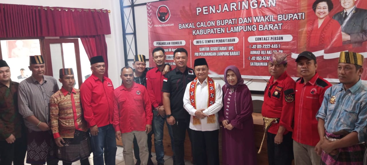 Dikawal Perangkat Adat Hingga Tokoh Agama, Mad Hasnurin Resmi Mengambil Formulir Pencalonan Cawabup di PDIP