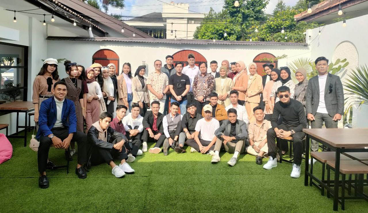 Finalis Duta Teknokrat 2022 Kunjungan dan Photoshoot di The Habbit Coffee