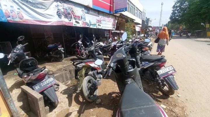 Kendaraan Rusak Terendam Banjir, Bengkel di Kecamatan Panjang Kebanjiran Orderan Servis Motor