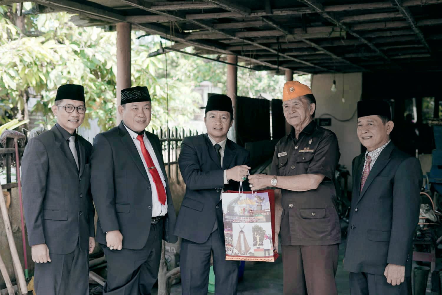 Momen Hari Pahlawan, Winarti Berikan Tali Asih untuk Veteran