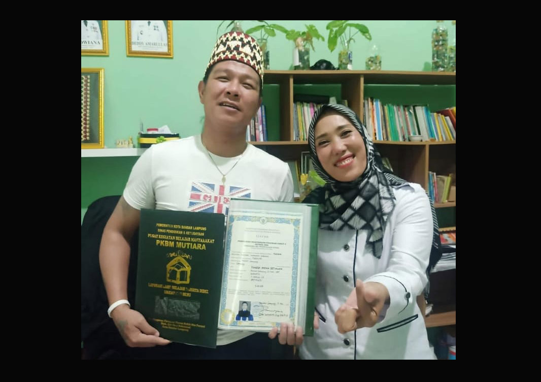 Wah, Babang Tamvan Lulus SMA, Selamat ya