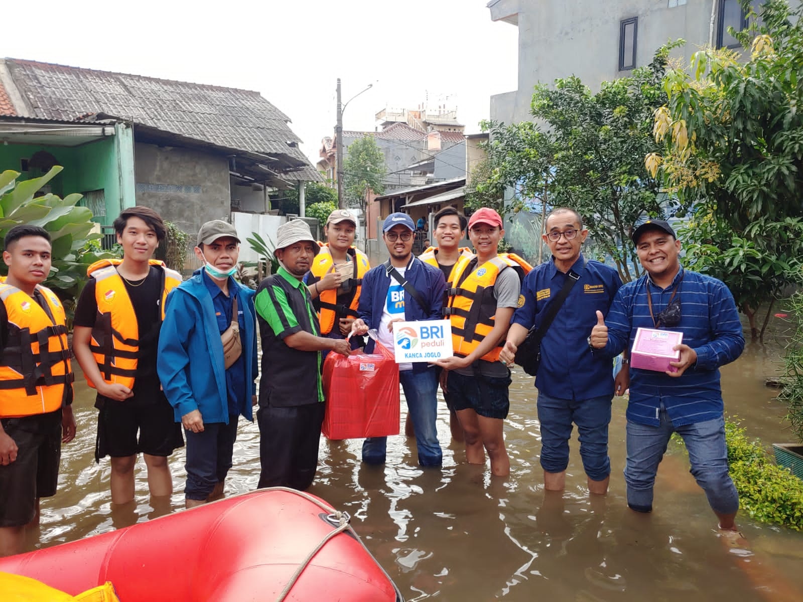 Cepat Tanggap Bencana Banjir, BRI Salurkan Bantuan ke Warga Ciledug, Tangerang dan Garut