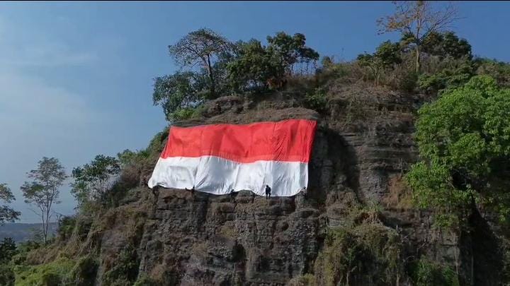 Hari Kemerdekaan RI, Mahasiswa Pencinta Alam UBL Kibarkan Bendera Raksasa