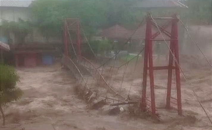 Dampak Banjir di Bandar Lampung, Objek Wisata Jembatan Sumur Putri Ambruk