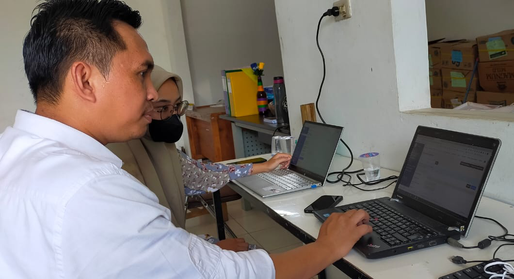 Dosen UTI Terapkan Sistem E-Library di SMK Bina Latih Karya