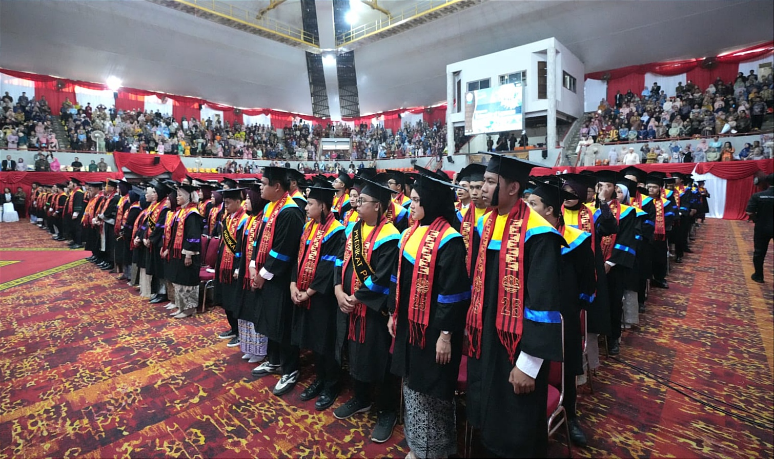Wisuda 717 Mahasiswa, Rektor Unversitas Lampung Serukan Lulusan Taklukkan Tantangan Zaman