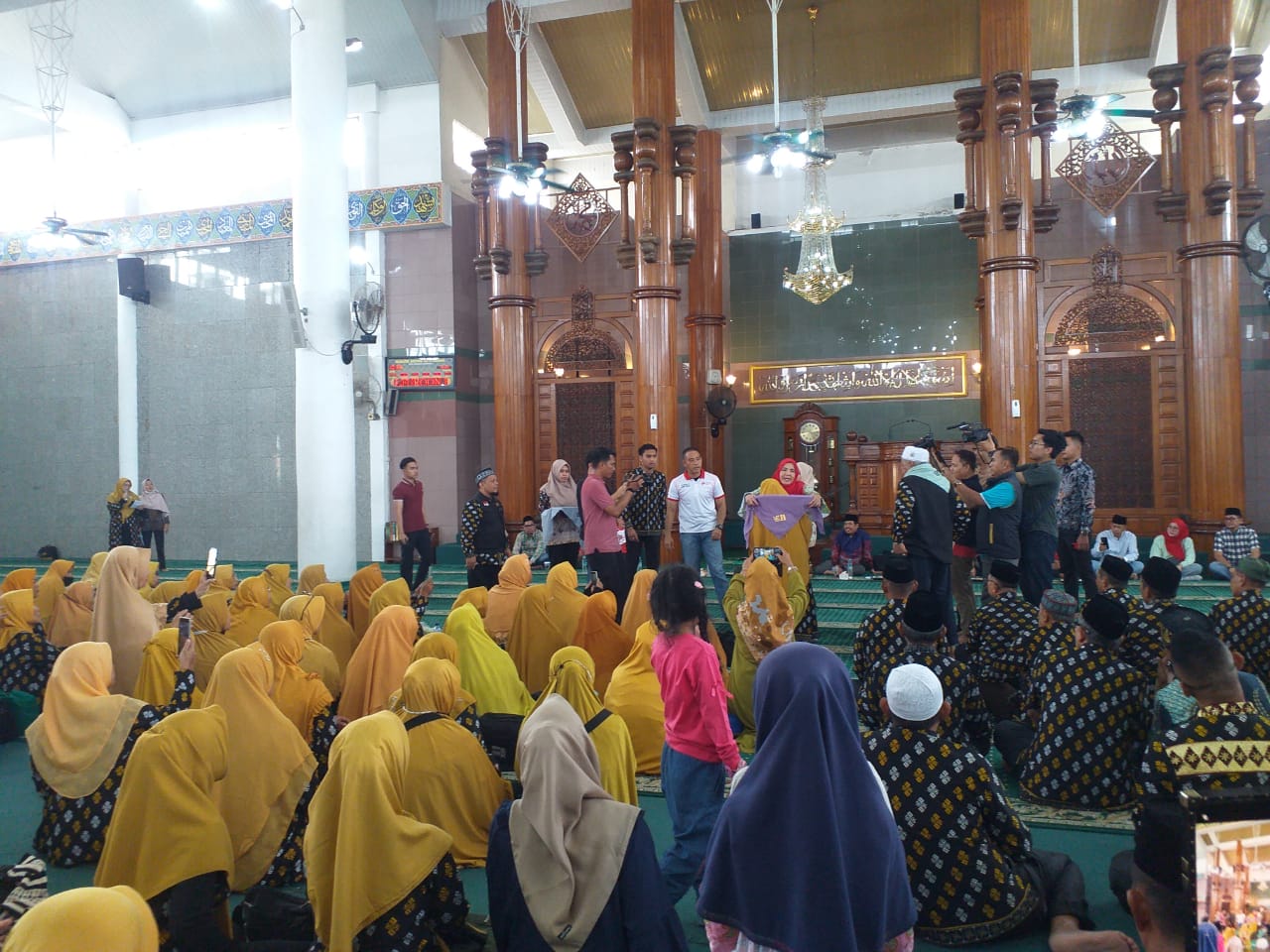 Dengan Haru, Wali Kota Bandar Lampung Melepas Jemaah Umrah