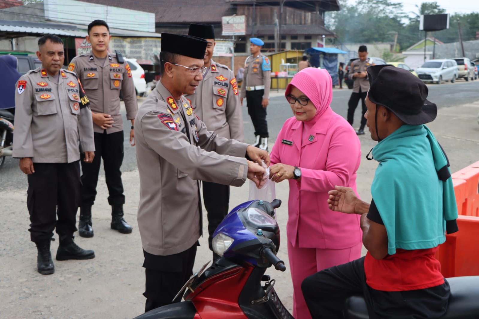 Kapolres Tubaba Bagikan Takjil ke Masyarakat Sekitar