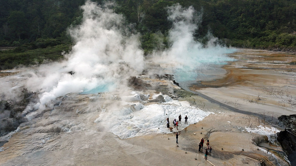 Surga Tersembunyi di Lembah Seribu Kawah