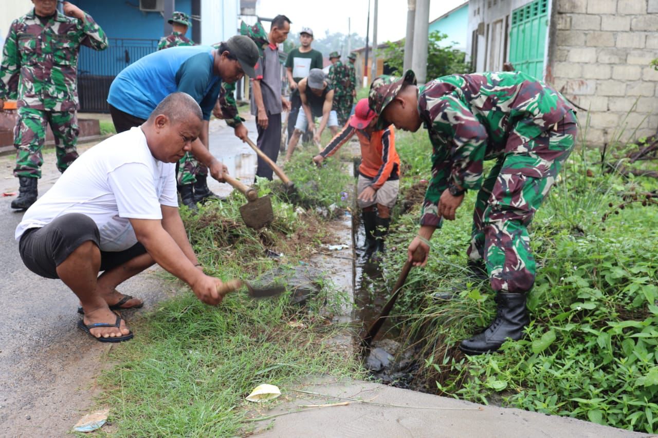 Upaya Antisipasi Banjir, TNI bersama Warga Bersihkan Lingkungan