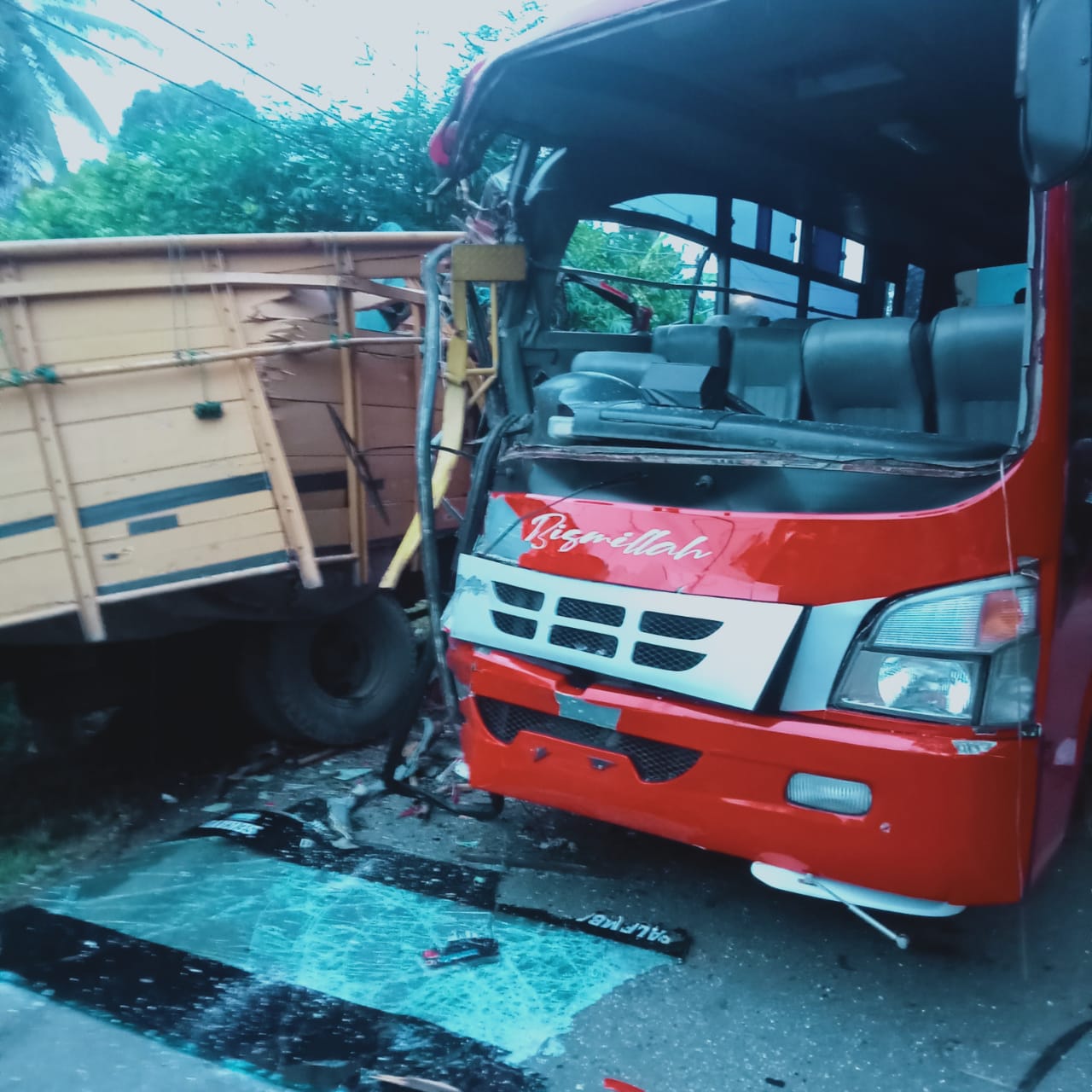Hancur! Gara-gara Hindari Motor, Bus Tabrak Truk di Jalinteng