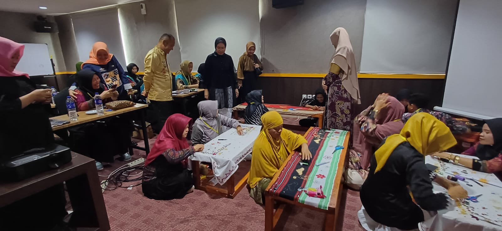 Kembangkan Kreativitas, Pelatihan Kreasi Sulam Ulat oleh Dekranasda Mesuji