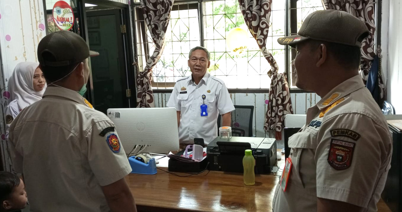 Razia Kawasan Tanpa Rokok, Satpol PP Temukan Asbak dan ASN Merokok di Tempat Ini…