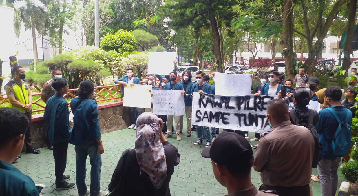 Mahasiswa Gelar Aksi, Dorong Pilrek Universitas Lampung Bersih dan Hasilkan Pemimpin Berintegritas