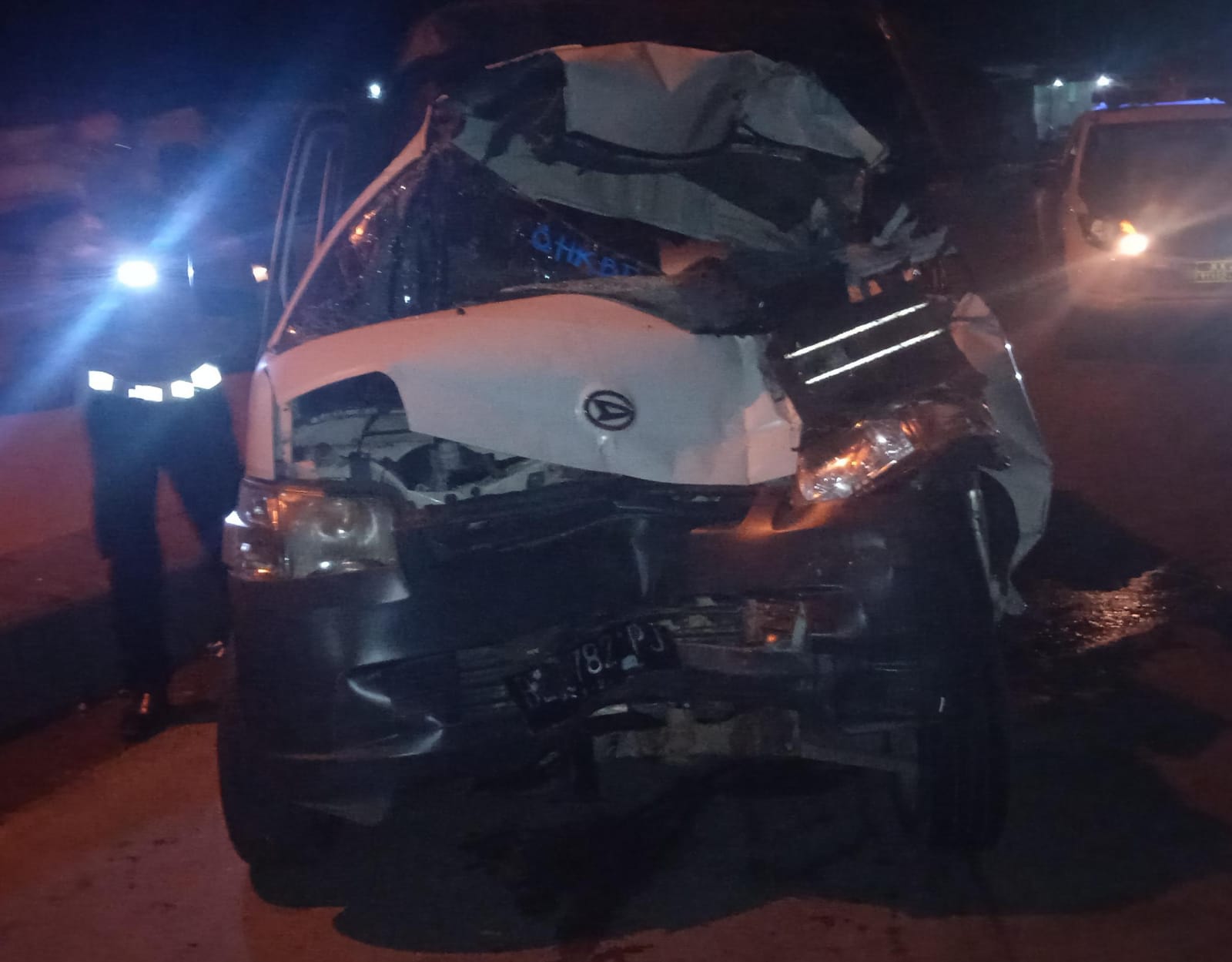 Mobil Pick-up Tabrak Bak Truk Fuso di Panjang, 3 Orang Tewas