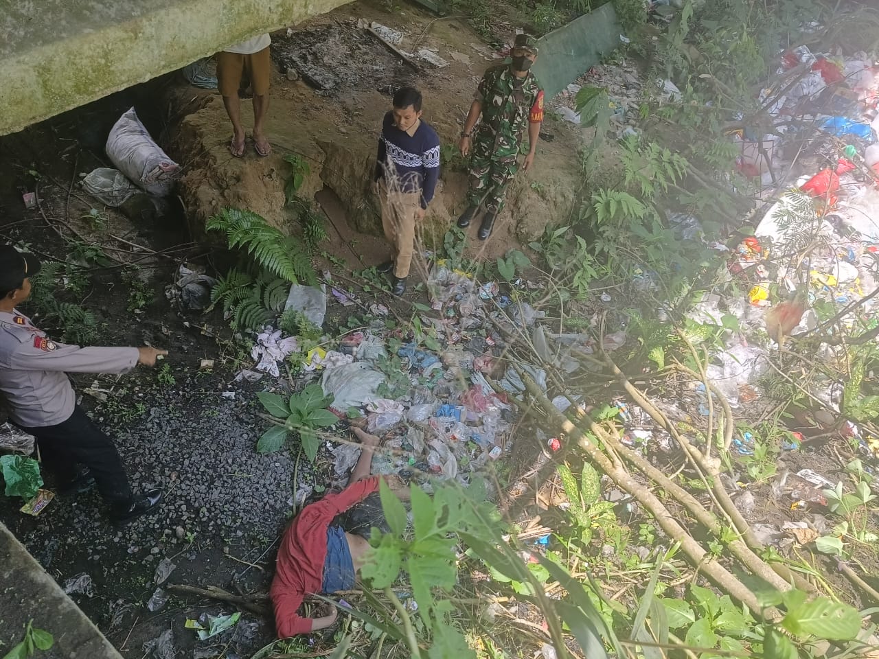 Geger! Sesosok Mayat Laki-Laki Diduga ODGJ Ditemukan Meninggal Dibawah Jembatan Seranggas