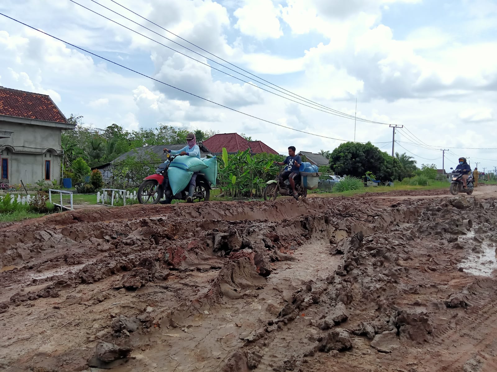 Jalan Rusak di Mesuji, Ongkos Angkutan Hasil Bumi Mahal