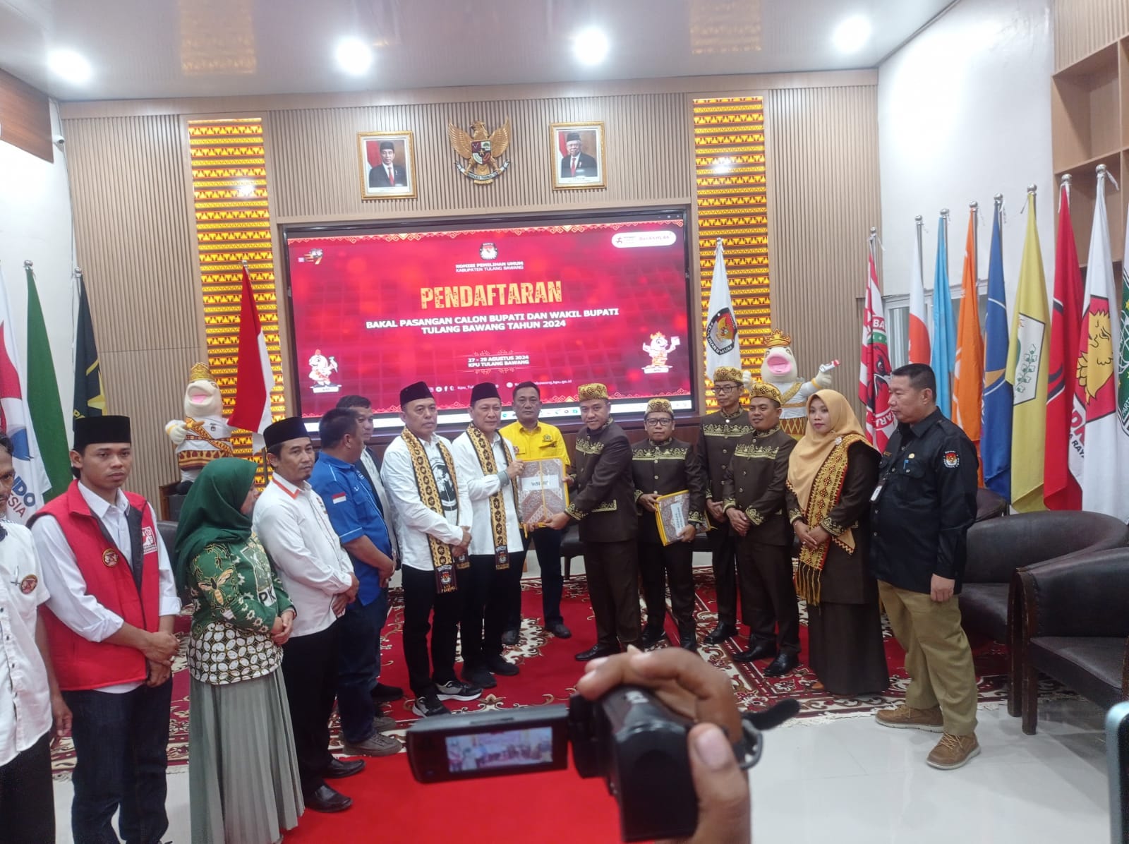 Hari Kedua Pendaftaran, Qudrotul Ikhwan - Hankam Hasan Jadi Pasangan Kedua yang Daftar ke KPU Tulang Bawang