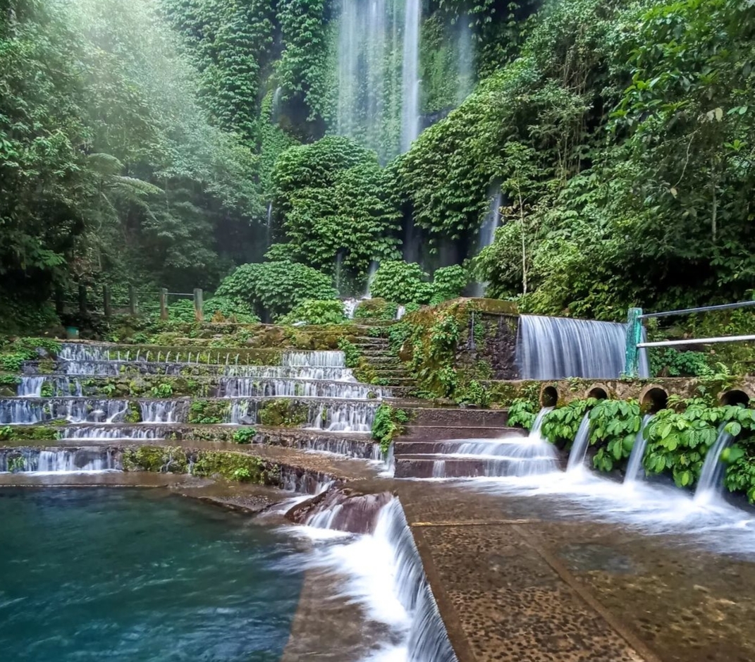 Hanya 33 Km Dari Pusat Kota Mataram, Keindahan Destinasi Wisata Air Terjun Benang Kelambu yang Menakjubkan