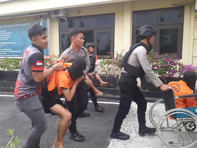 Dor! Timah Panas Bersarang di Kaki Begal