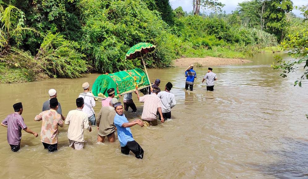 Jembatan Tak Kunjung Diperbaiki, Warga Lampung Bawa Jenazah Seberangi Sungai
