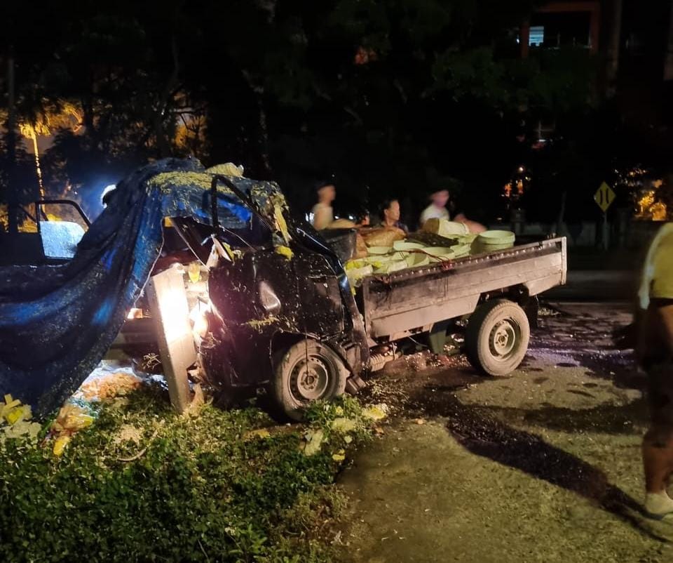 Diduga Supir Mengantuk, Mobil Pick Up Muatan Sayur Tabrak Pembatas Jalan.
