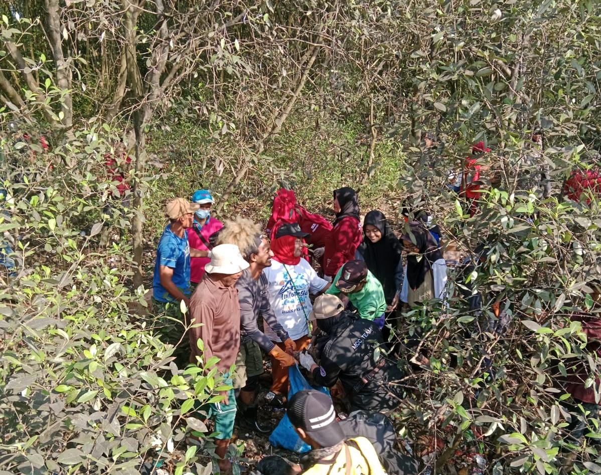 Warga Kompak Bersih-bersih Sampah di Pulau Pasaran, Tapi Kok....