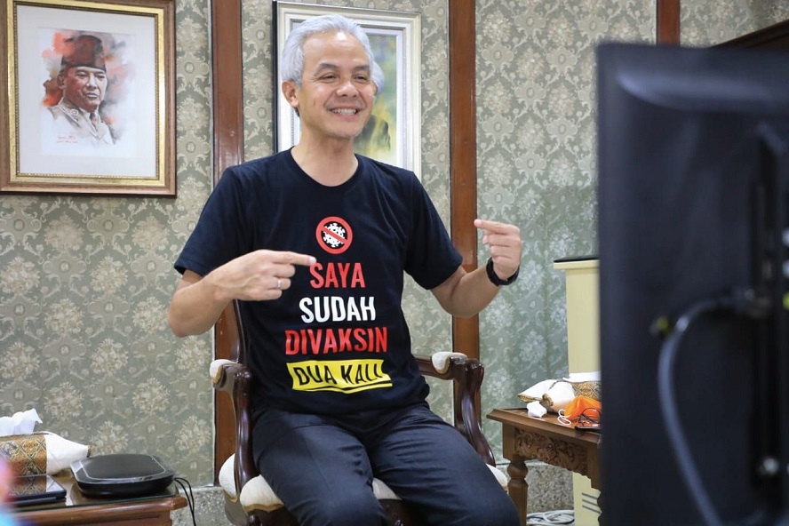 Disindir Anies Baswedan, Ganjar Pranowo Pamerkan Kaos Ini