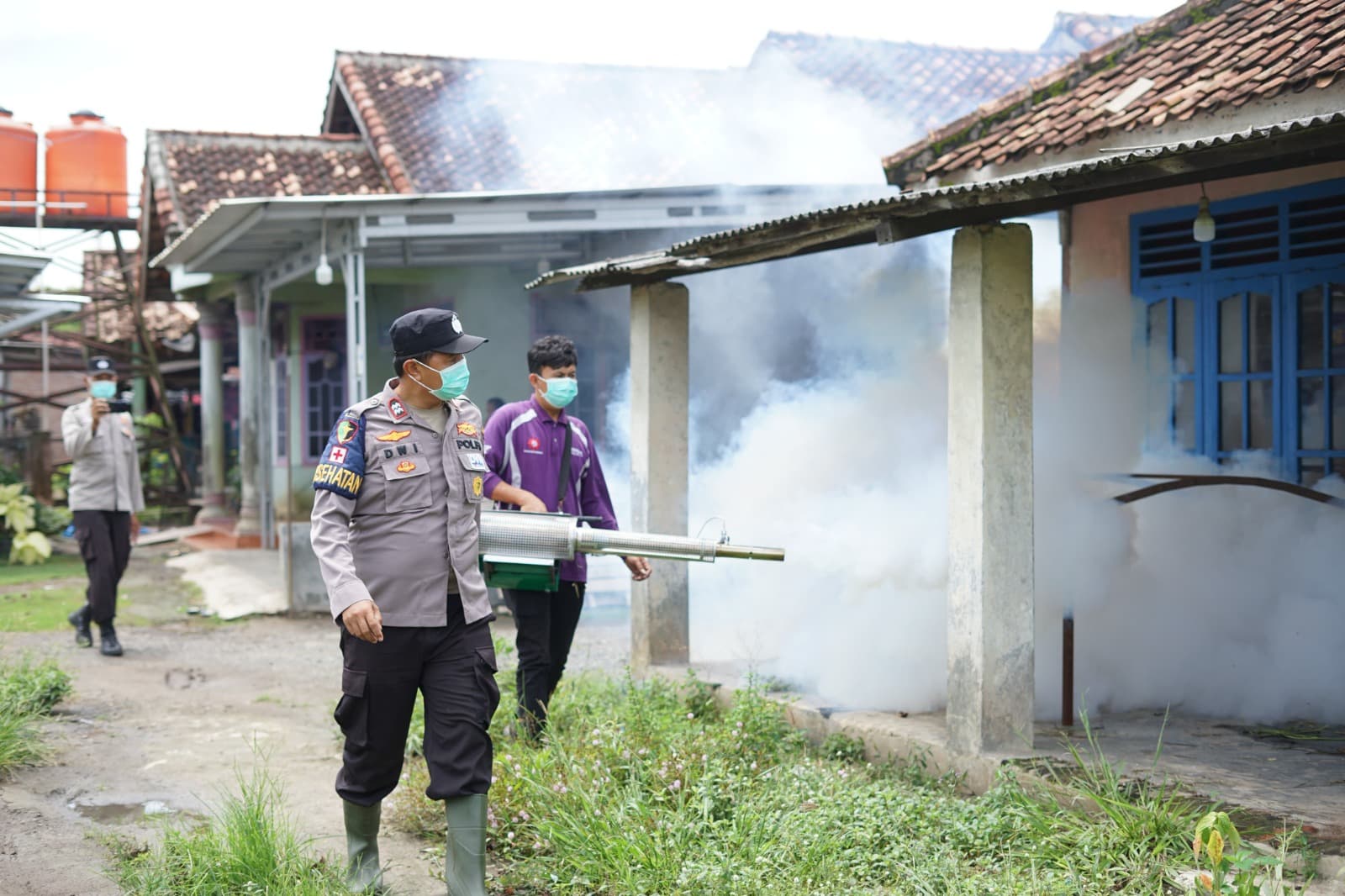 Cegah DBD di Musim Penghujan, Polres Tulang Bawang Fogging 9 Titik Ini