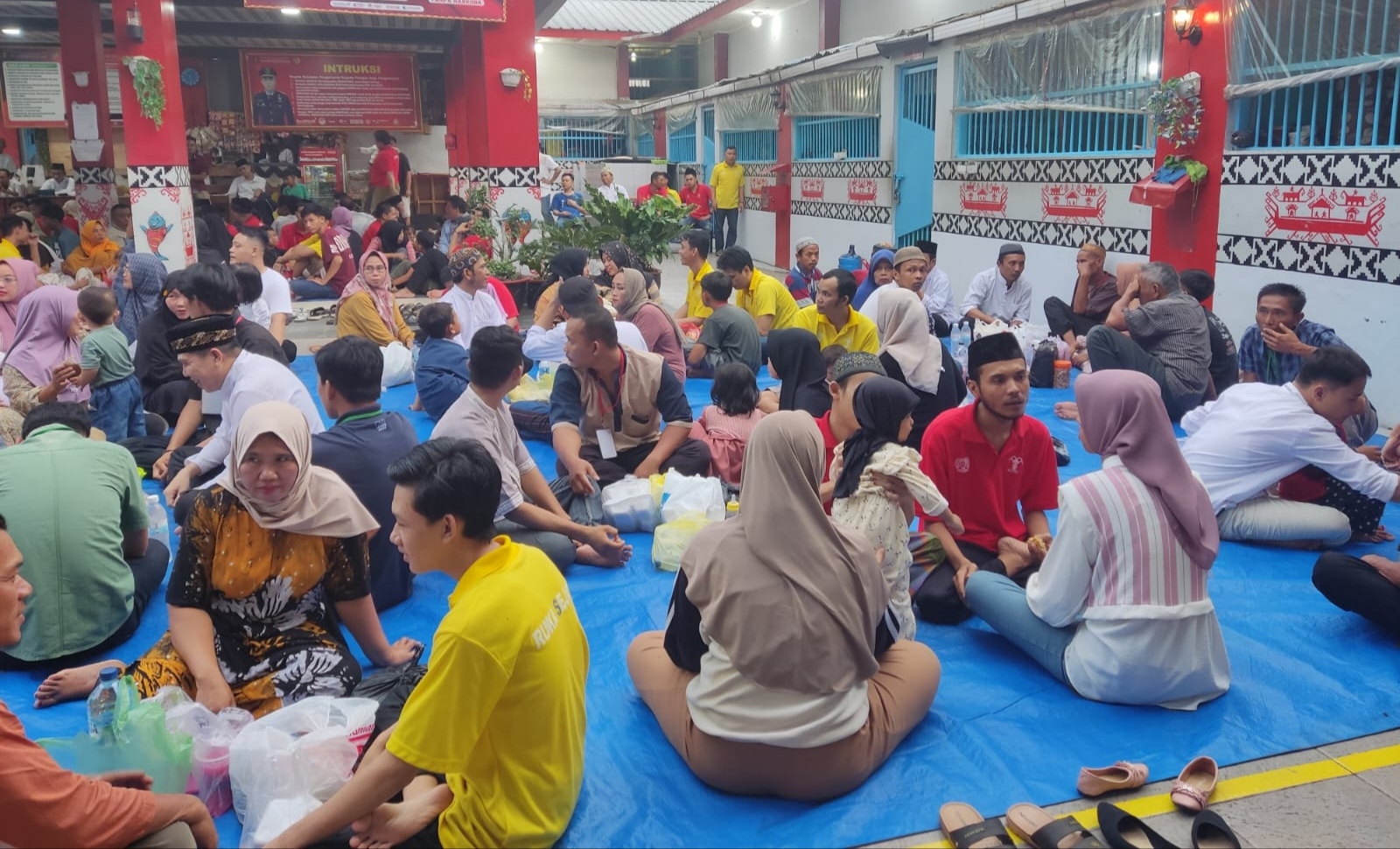Haru, Warga Binaan Pemasyarakatan Rutan Kelas IIB Kota Agung Buka Puasa Bersama Keluarga