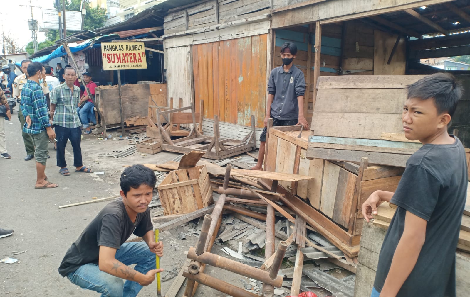 Ditertibkan, Pedagang di Sekitar Eks Penjara Lama Pilih Bongkar Lapak Sendiri