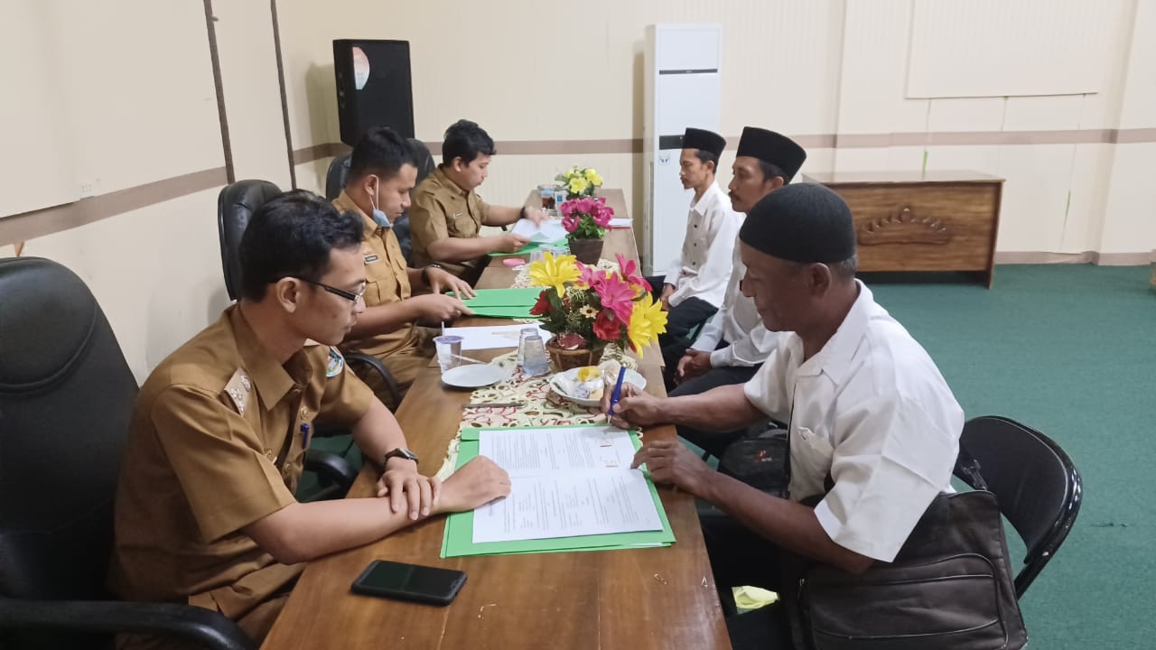 Setelah 21 Tahun Menjadi Guru Honor, Akhirnya Tanda Tangani Perjanjian Kerja