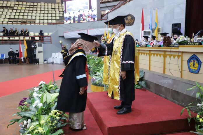 Kukuhkan Ribuan Wisudawan, Begini Pesan Rektor Unila ke Para Alumni