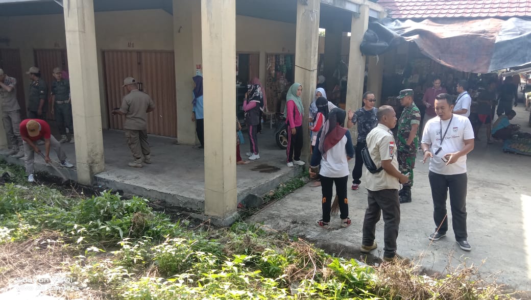 Musim Penghujan, Kodim Tulang Bawang Ajak Elemen Masyarakat Bersihkan Pasar Menggala