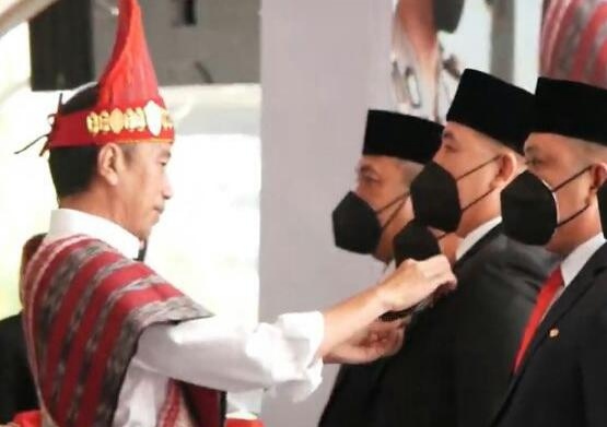 Bupati Pesawaran Terima Satyalancana Wira Karya Dari Presiden