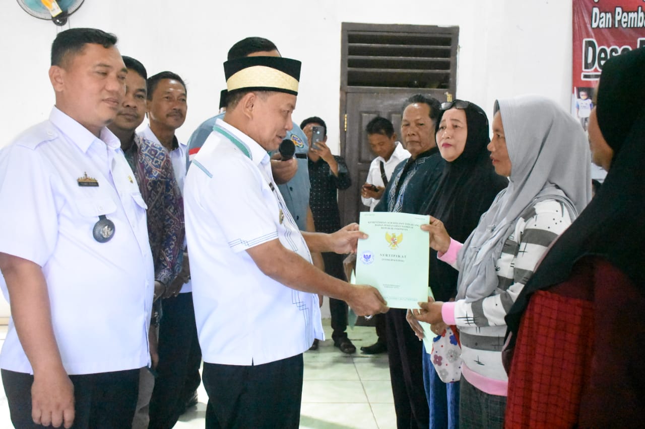 Bagikan Sertifikat PTSL, Bupati Lampung Timur: Harap Simpan yang Baik