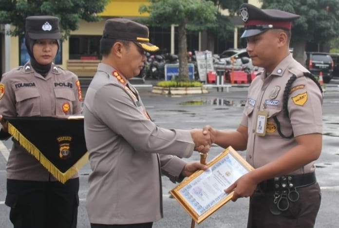 Cegah Pembobolan ATM, Aksi Heroik Dua Satpam Bank Mandiri Diganjar Penghargaan oleh Polisi