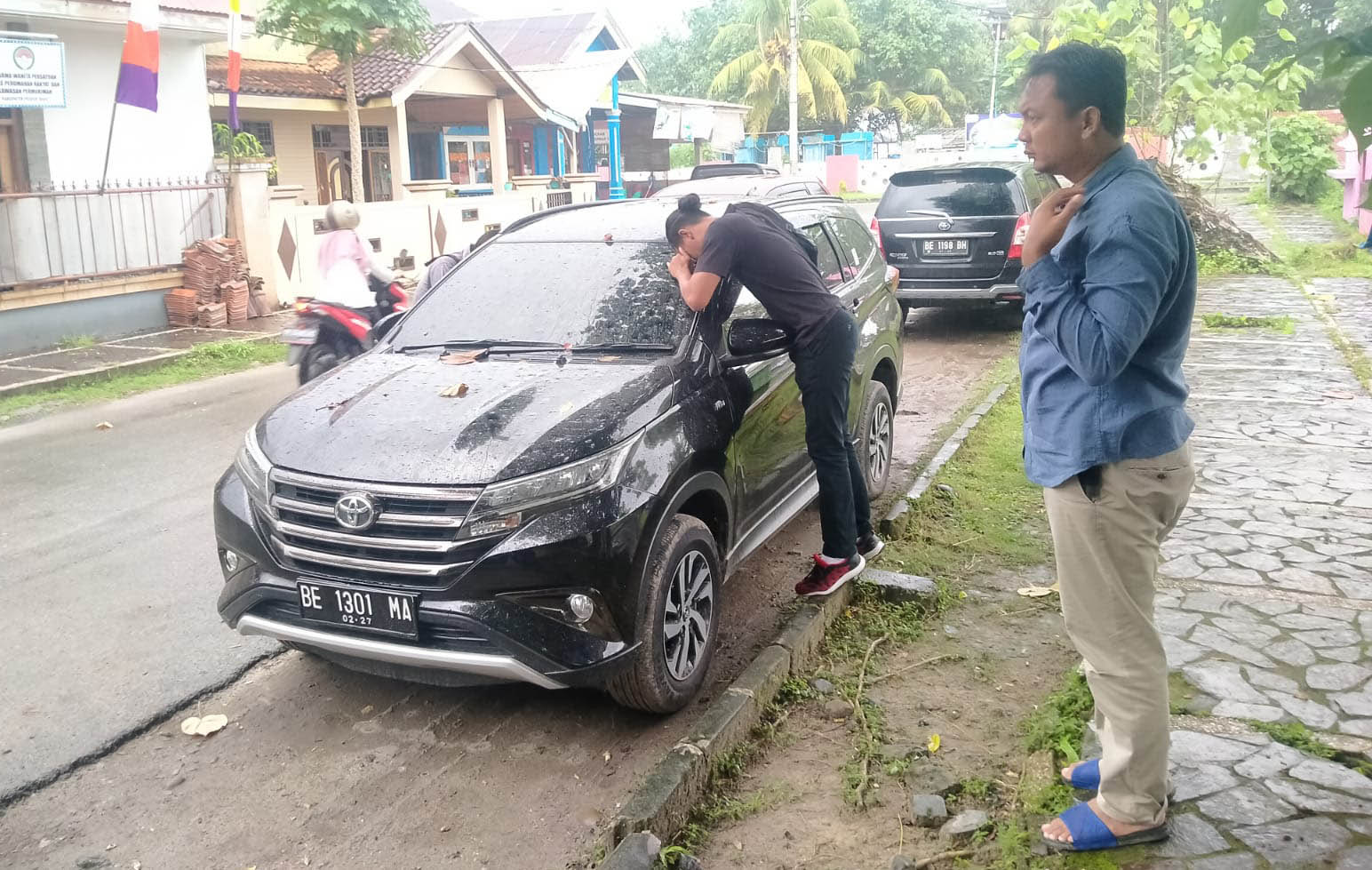 Mobil Siapa Ini? Tiga Hari Parkir di Labuhan Jukung