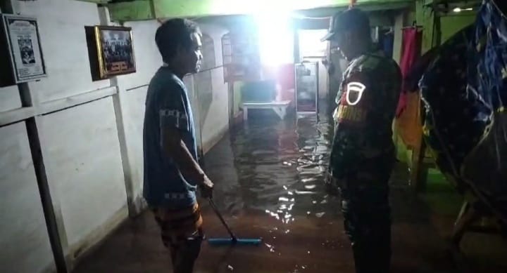 Banjir Rob Terjang Pesisir Pantai Bandar Lampung, Perabot Warga Banyak Alami Kerusakan Berat
