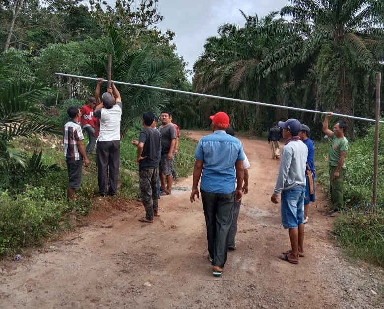 Tuntut CSR dan Tak Terakomodir Sebagai Karyawan di PT PLP, Warga Ramai-ramai Portal Jalan